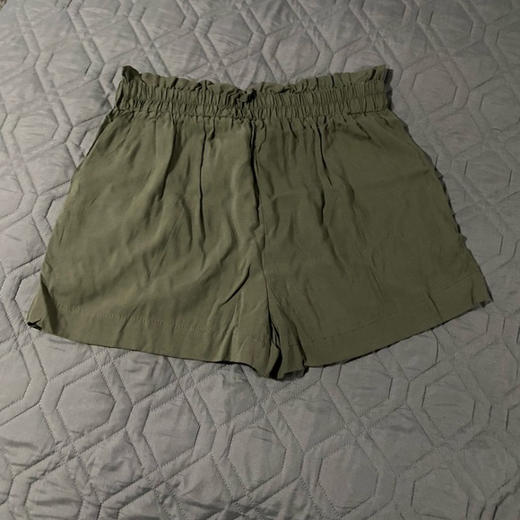 Womens Green paper bag shorts large - Picture 5 of 5